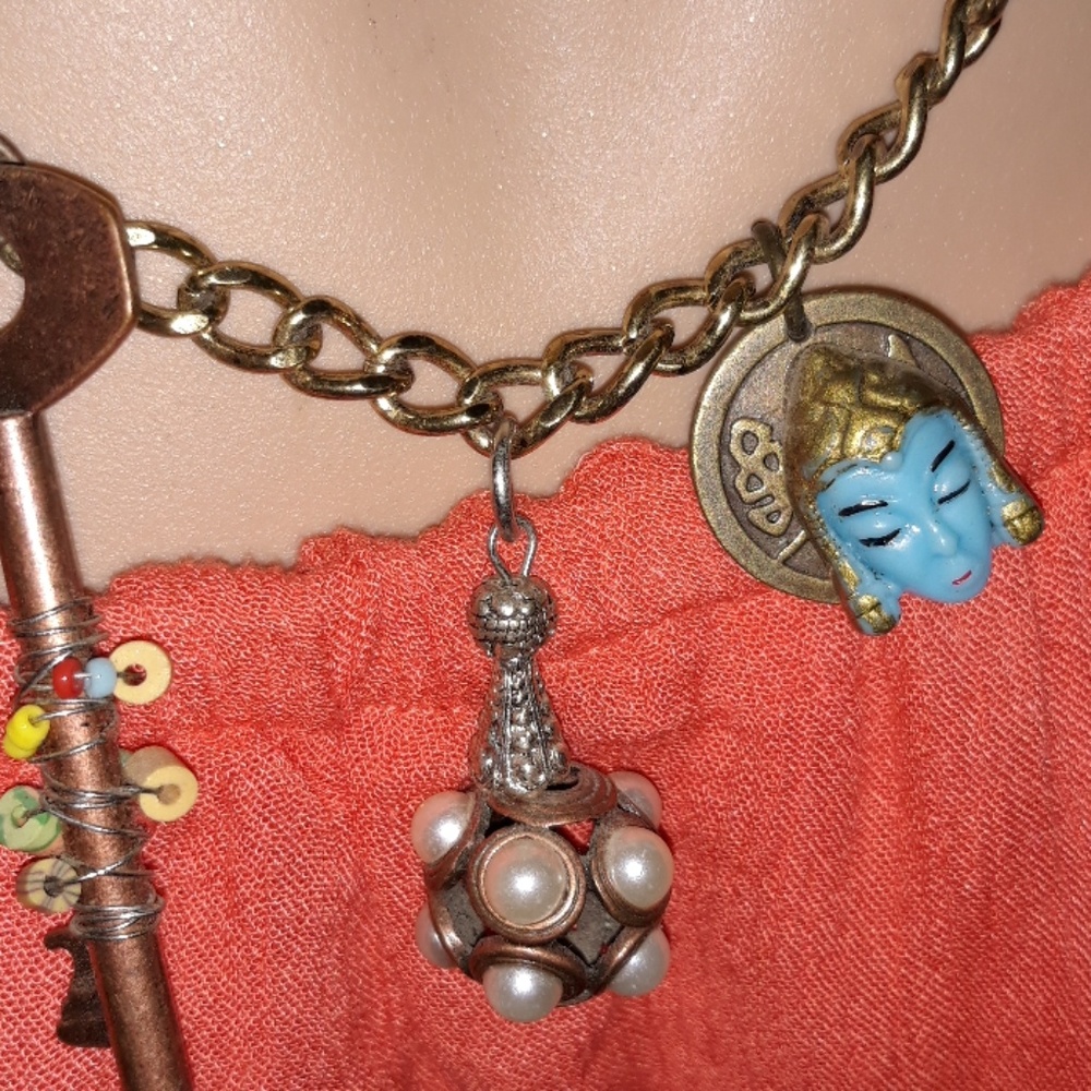 *Necklace with three charms let buddha and Pearl's